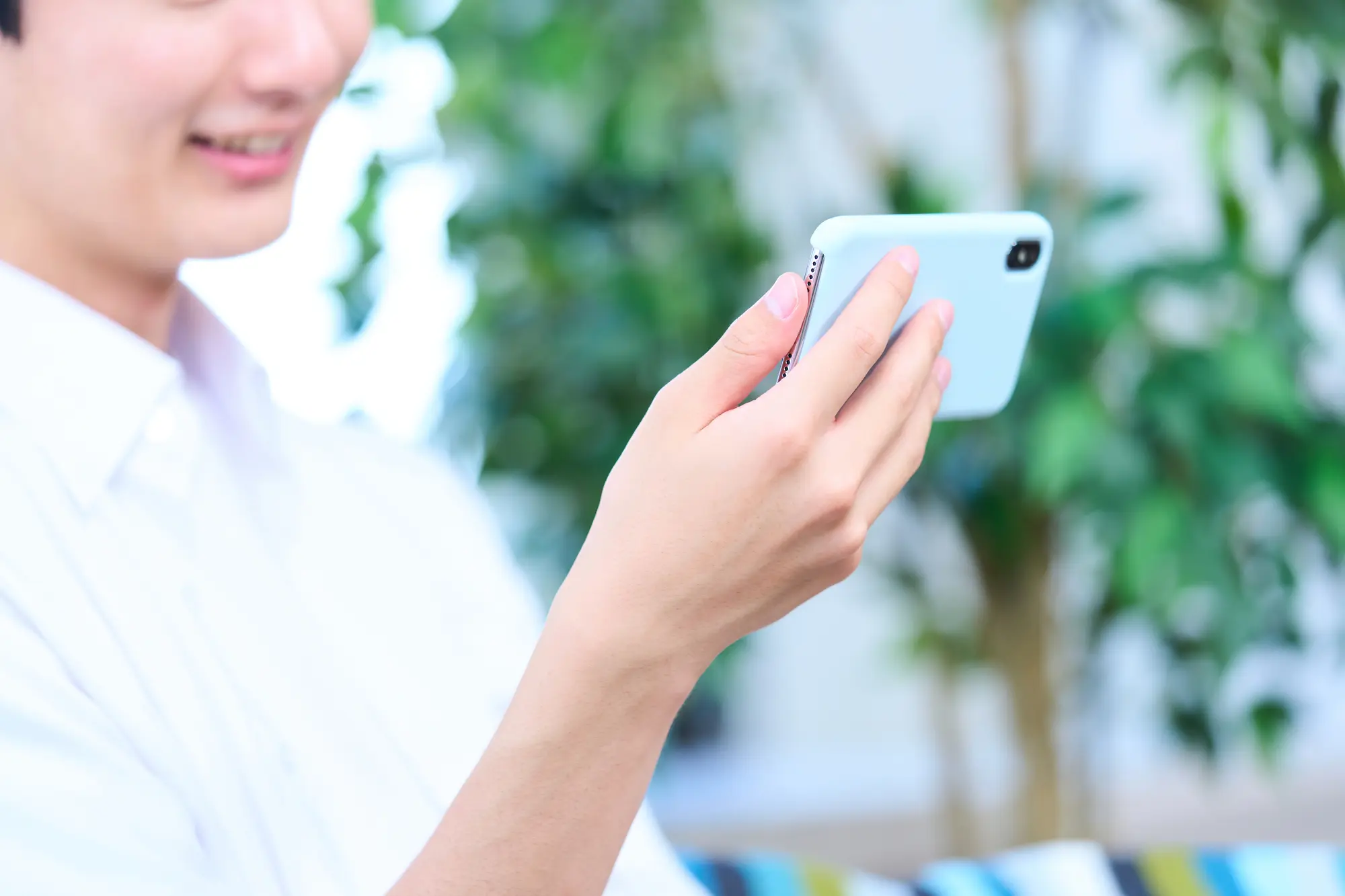 スマホを見る笑顔の男性